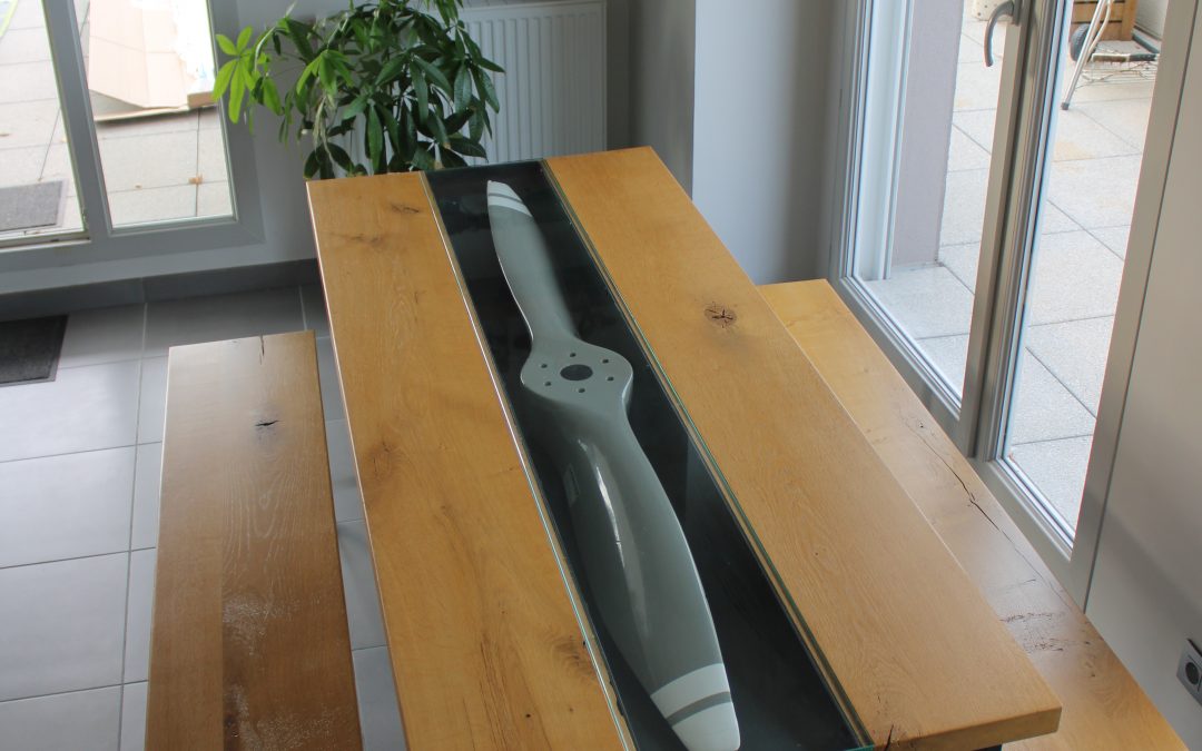 Table en chêne massif avec une hélice d&rsquo;avion