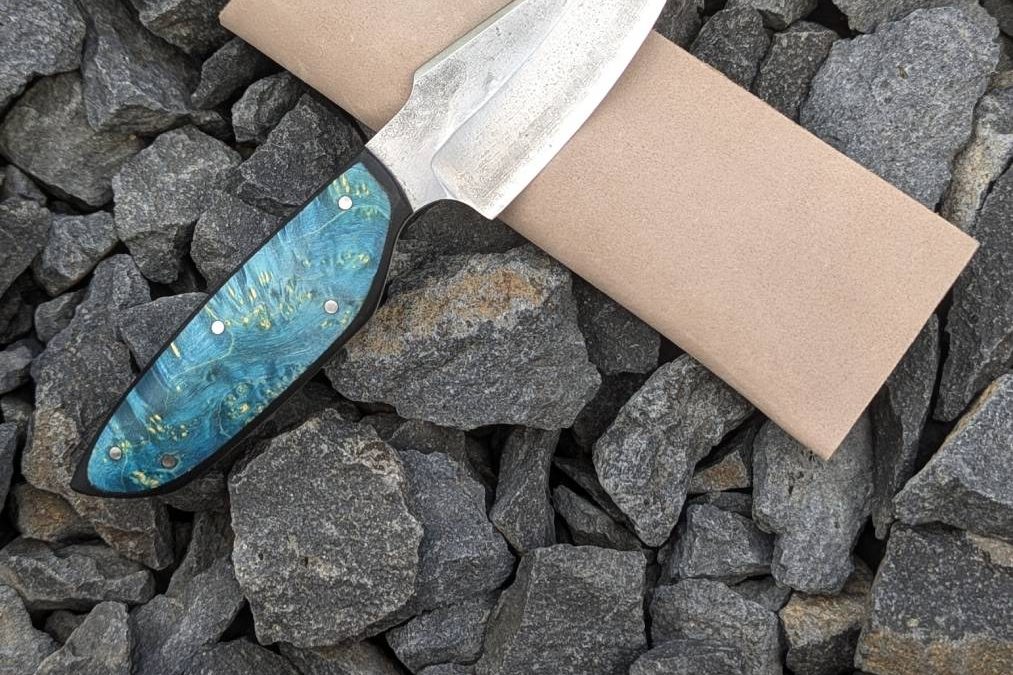 Couteau droit au manche bleu