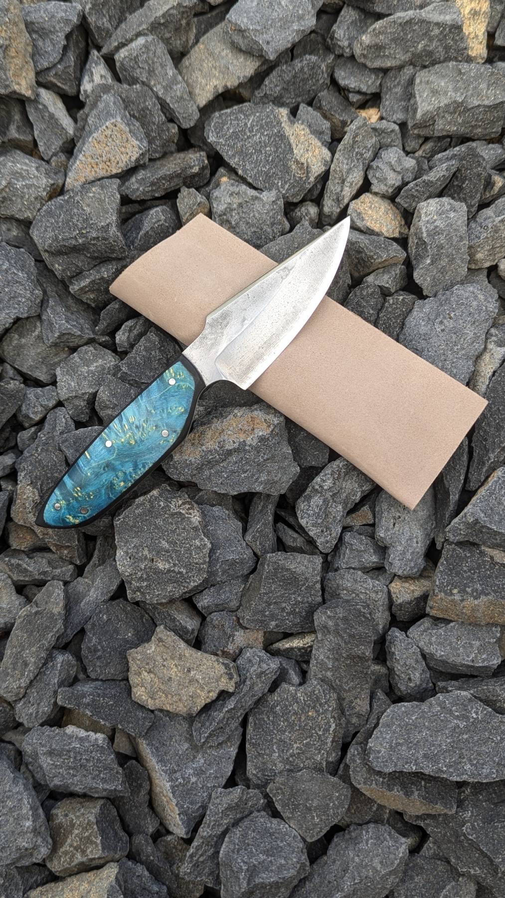 Couteau droit au manche bleu